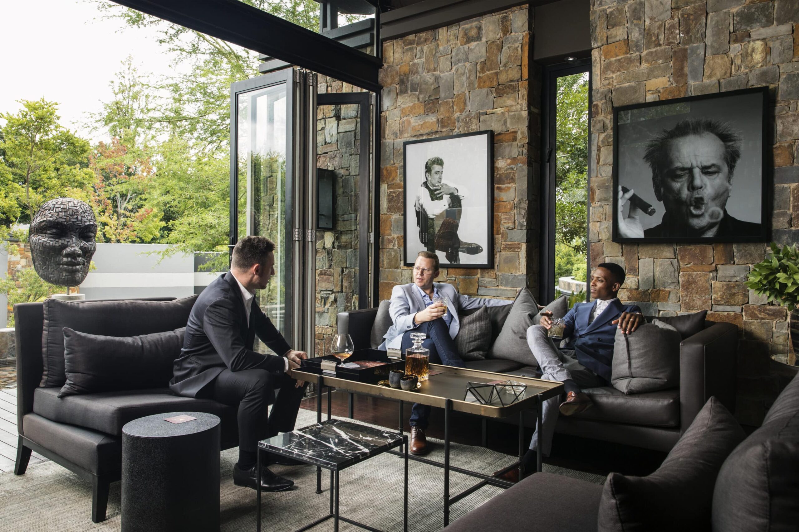 SEVEN LOUNGE Des hommes discutent dans le cadre somptueux du salon de la Sandton Seven Villa