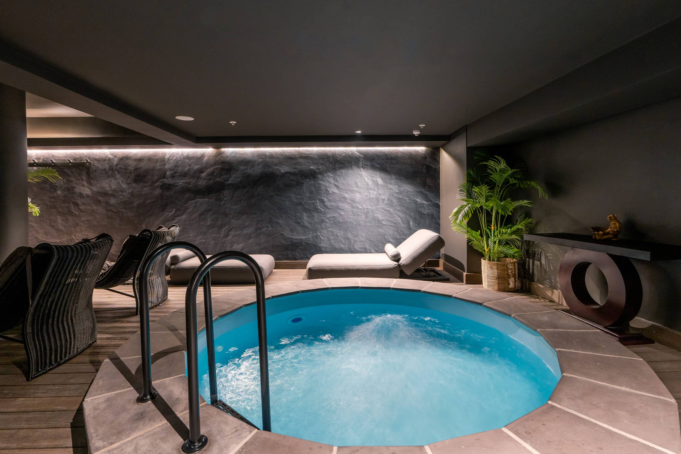 The Grotto Spa Round Pool
