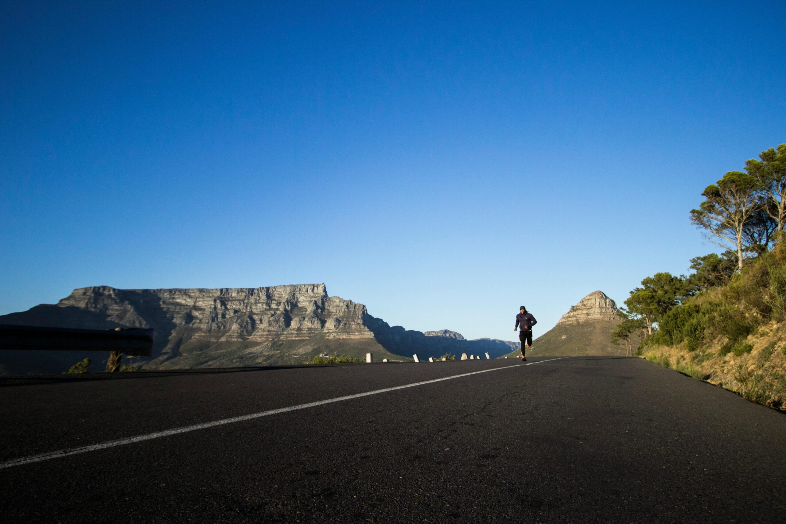 un coureur au Cap, avec la montagne de la Table en arrière-plan
